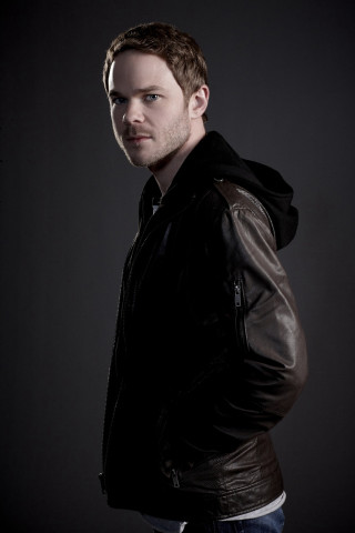 Man leather jacket posing hands - dave kendall free wallpaper