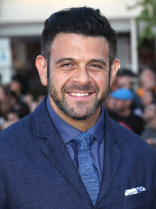 Man suit tie smiling crowd - david rubín free wallpaper