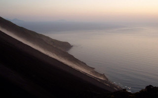 Water hill fog view background - a view of a body free wallpaper