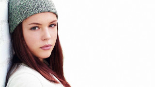 Woman beanie leaning wall head - the side of the wall free wallpaper