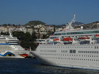 Cruise ships docked city hill - panoramic free wallpaper