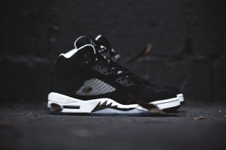 Black white sneakers black surface - shoelace free wallpaper
