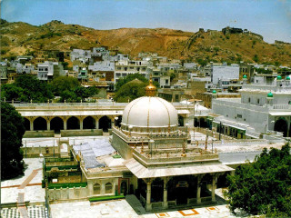 White building dome city mountains - a white building free wallpaper