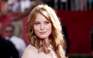 Woman blonde curly white dress - a red carpet free wallpaper