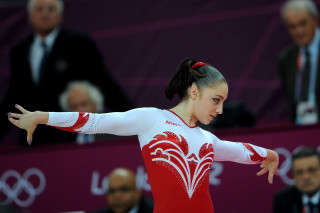 Gymnastics renaissance pose blur bokeh - a trick free wallpaper
