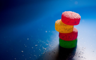 Candy bars water droplets blue - a table top free wallpaper