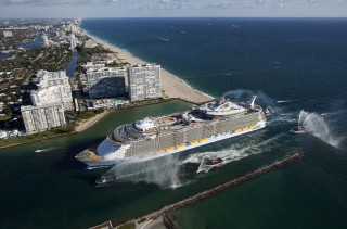 Cruise ship city beach pier - christo free wallpaper