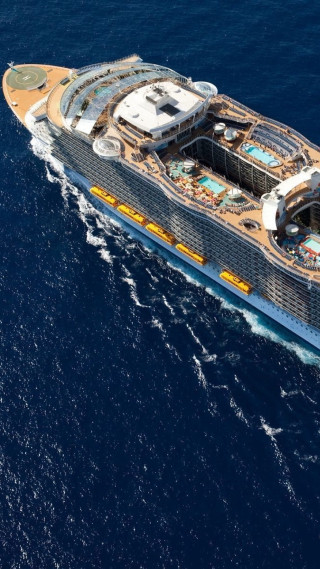 Cruise ship ocean deck pool - constant free wallpaper