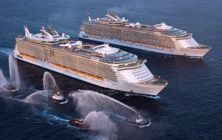Cruise ships water fountains middle 2 - maximalism free wallpaper