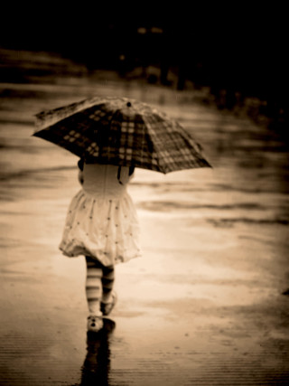 Little girl walking street umbrella - a little girl free wallpaper