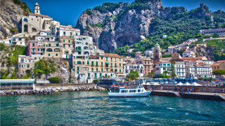 Boat city cliff mountain water - correggio free wallpaper