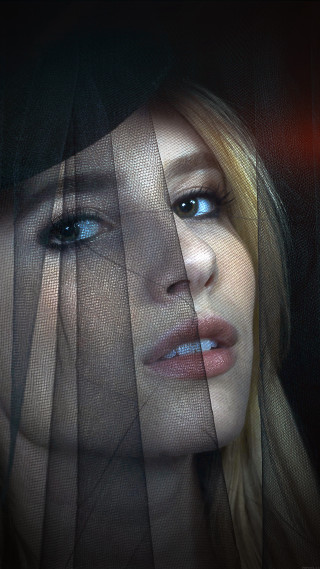 Woman blue eyes black hat - a blurry background free wallpaper