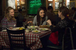Women eating together restaurant green - caroline lucy scott free wallpaper