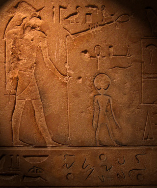 Stone carving man woman staff - a pole free wallpaper
