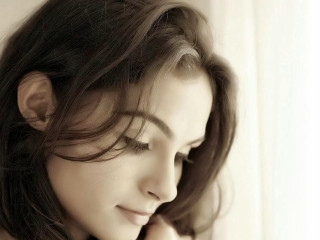 Woman hands face looking down - her chin free wallpaper