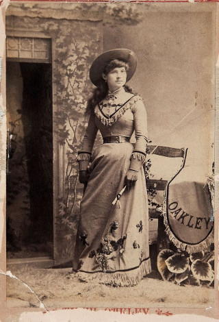Woman long dress hat wagon - full body portrait free wallpaper