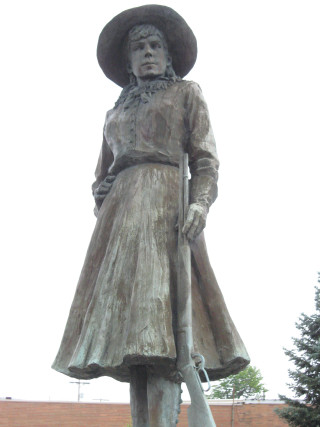 Statue woman gun hat strong - a statue free wallpaper