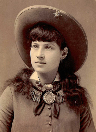Woman hat fur collar star - a photo free wallpaper