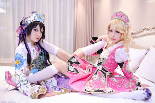 Two women costumes sitting bed - bian shoumin free wallpaper