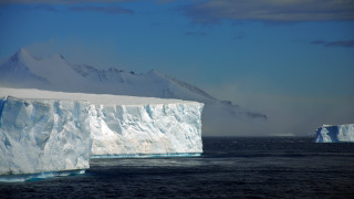 Large iceberg ocean mountain range - a large iceberg free wallpaper