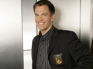 Man suit tie wall badge - handsome free wallpaper