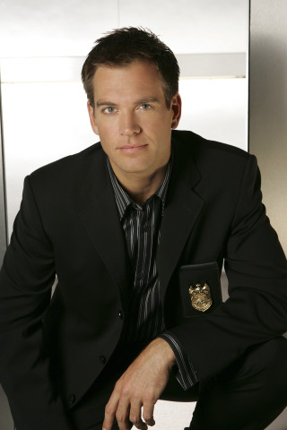 Man suit tie knife badge - his lapel free wallpaper
