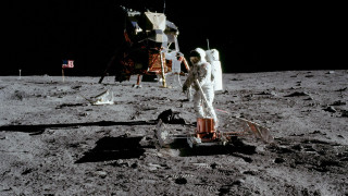 Astronaut moon flag flagpole background - moon free wallpaper
