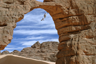 Man climbing rock rope desert - amir zand free wallpaper