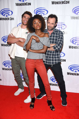 Group red carpet pose wonder - renaissance free wallpaper