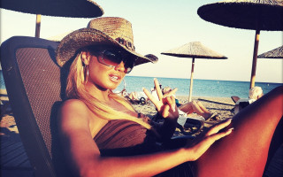 Woman beach hat cellphone sitting - her head and a cell phone free wallpaper