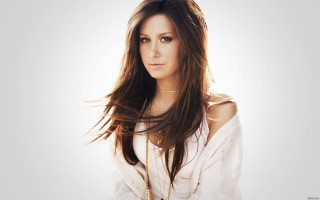 Woman long hair necklace portrait - a light background free wallpaper