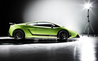 Green sports car spotlight camera - a green sports car free wallpaper