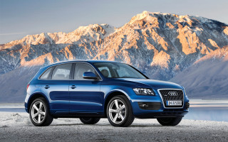 Blue car mountain lake background - a mountain range in the background free wallpaper