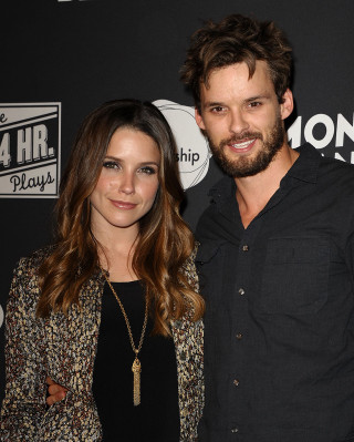 Man woman red carpet black - a white sign free wallpaper