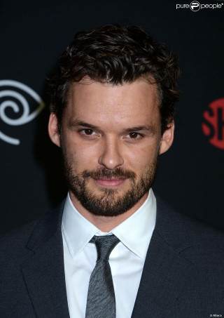 Bearded man suit red carpet - logo free wallpaper