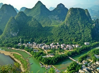 Small village surrounded by mountains - cui bai free wallpaper