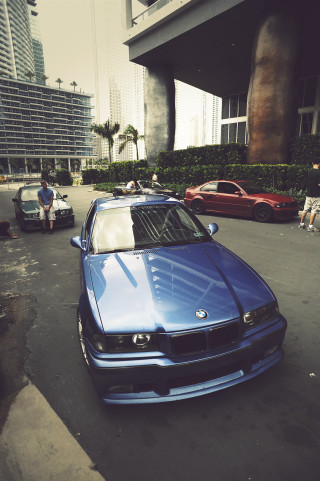 Blue car building man bench - vintage free wallpaper