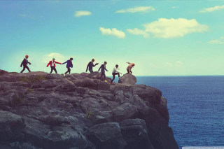 Cliff walking group ocean sunny - epic composition free wallpaper