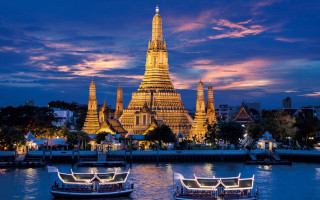 Large building spire water night - a large building free wallpaper