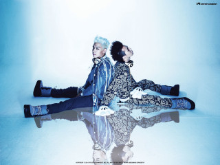 Two people sitting ground black - their leg free wallpaper