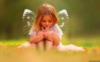 Little girl fairy wings sitting - a little girl free wallpaper