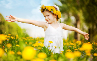 Little girl field flowers arms - cheerful free wallpaper