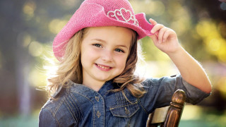 Little girl pink hat smiling - a little girl free wallpaper