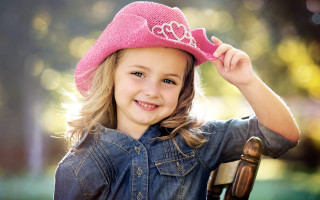 Little girl pink hat smiling 5 - a little girl free wallpaper