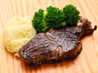Steak mashed potatoes broccoli wooden - a wooden surface free wallpaper
