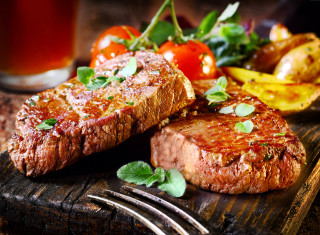 Steak vegetables cuttingboard fork tea 2 - cutting free wallpaper