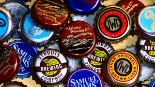 Beer bottle caps pile floor - top free wallpaper