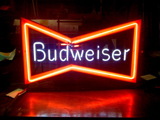 Neon sign budweiser dark room - a wooden table free wallpaper