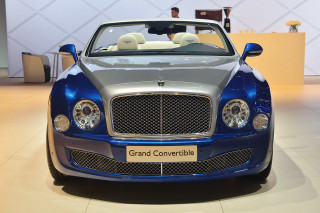 Blue silver car showroom people - a showroom free wallpaper
