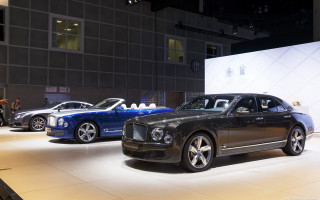 Cars display building people looking - a group of cars free wallpaper